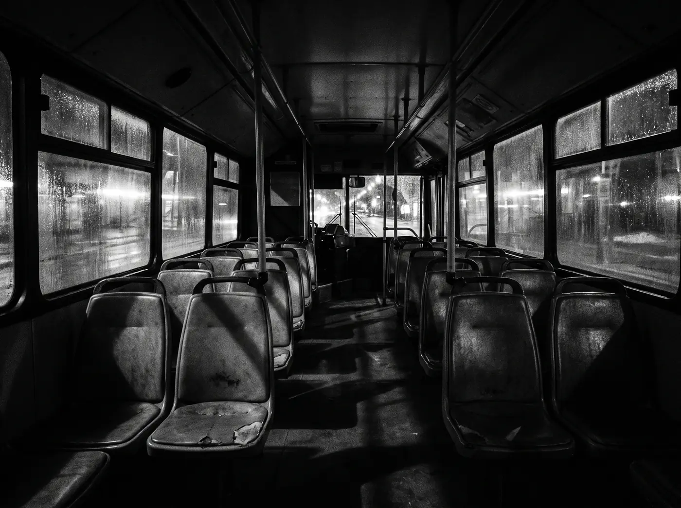 Leerer Nachtbus um vier Uhr morgens, Schwarz-Weiß
